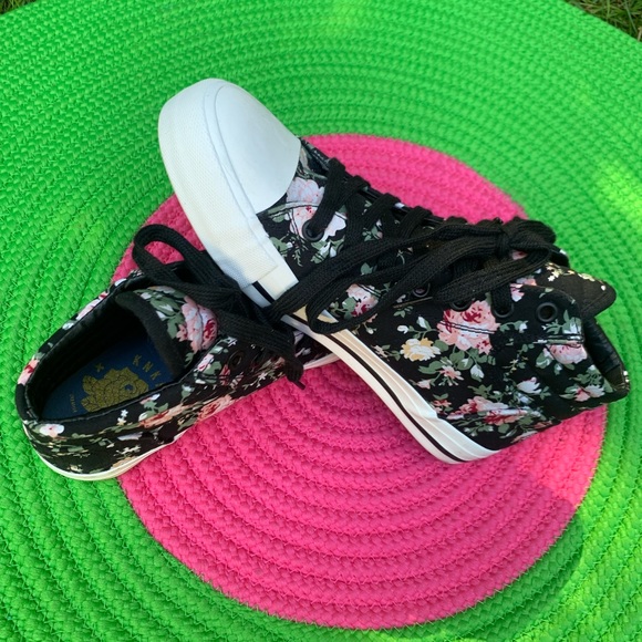 High top flower converse style shoes ❤️ - Picture 4 of 6